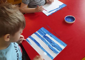 Chłopcy malują flagę Grecji.